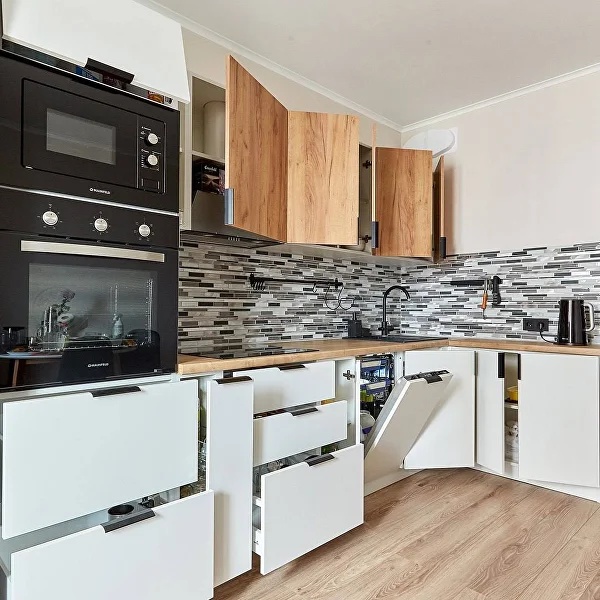 Кухня угловая скандинавская — Белый и дуб